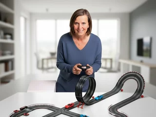 Beate Schranz mit einer Carrera-Rennbahn – Sinnbild für ihren Weg in die Selbstständigkeit